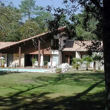 Parc De L'aiguade לינה וארוחת בוקר 3*